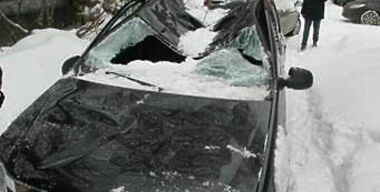 Названы самые дорогие сосульки минувшей зимы, упавшие на машины