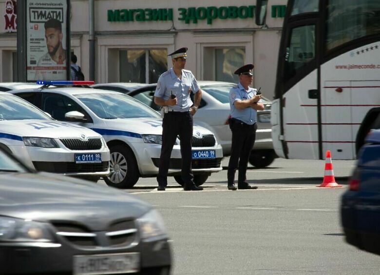 Изображение Гаишники разрешили себе прятаться в кустах под надуманными предлогами