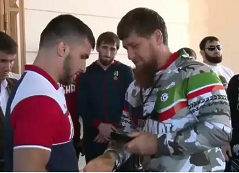Изображение Кадыров подарил чеченским олимпийцам по маленькому Mercedes