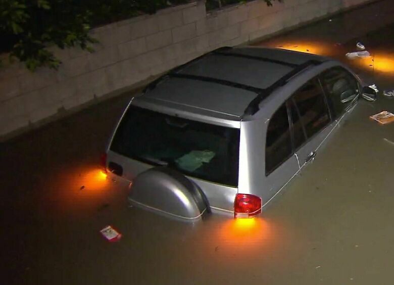 Изображение В Москве утонуло как минимум 9 автомобилей