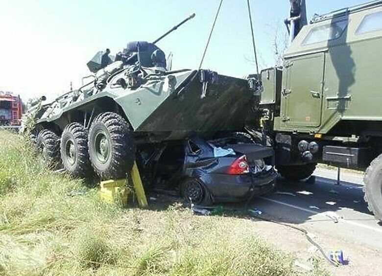 Изображение В Крыму БТР переехал легковушку и убил людей