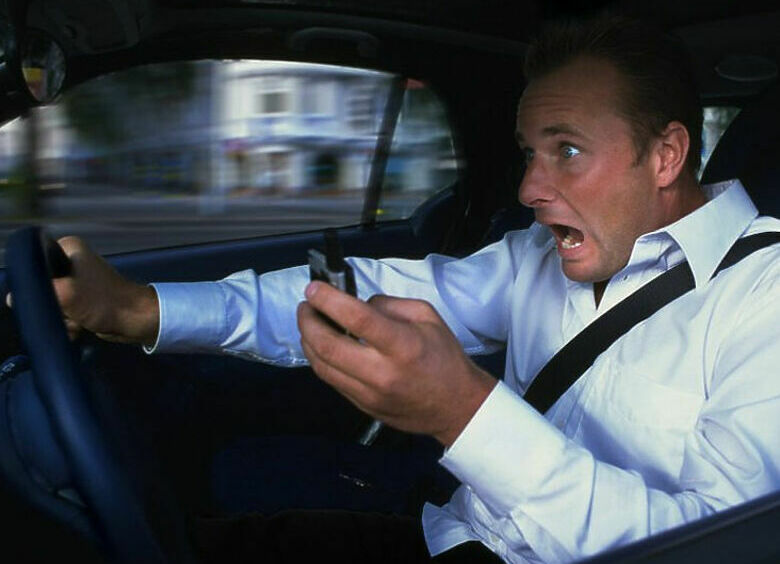 Изображение Разговор по мобильному за рулем не только отвлекает, но и отупляет водителя