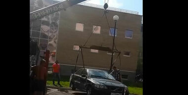 Депутат эвакуировал машину с водительницей внутри ради места на парковке