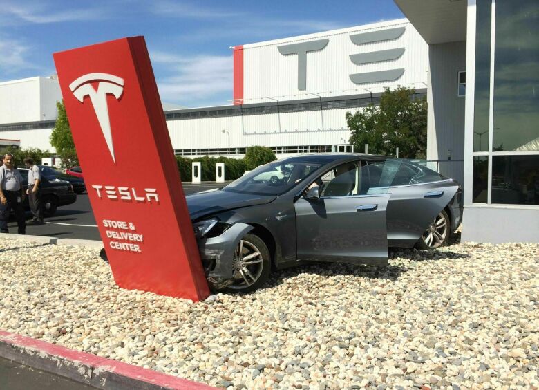 Изображение Автопилот Tesla спровоцировал очередную аварию