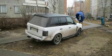 На хамоватого мажора на Range Rover напали писающие мальчики