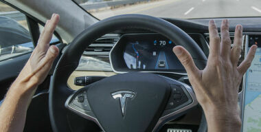 Автопилот Tesla убил своего водителя