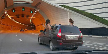 Голые туристки катаются по Сочи