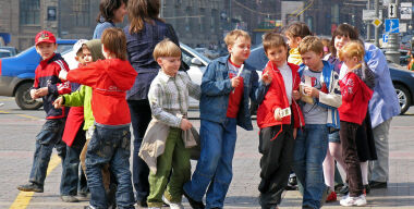 За оставленного в машине ребенка введут штраф