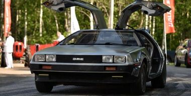 Автомобиль из киноэпопеи «Назад в будущее» разъезжает по России