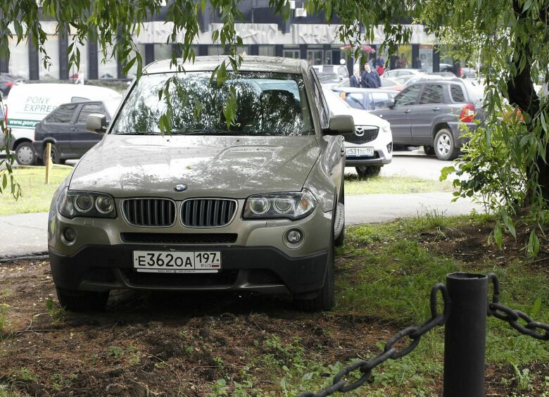 Изображение Как припарковаться на газоне, если он огорожен? 