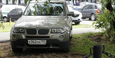 Как припарковаться на газоне, если он огорожен?