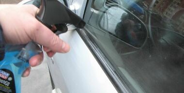 Как безопасно и быстро очистить стекла машины от льда