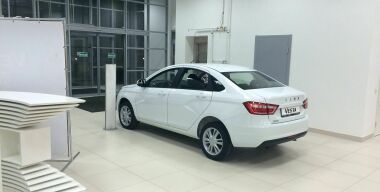 Продажи LADA Vesta остановились из-за ее высокой цены