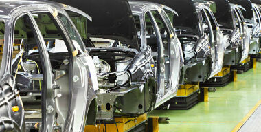 Производство легковых авто в России сократилось на 22,2%