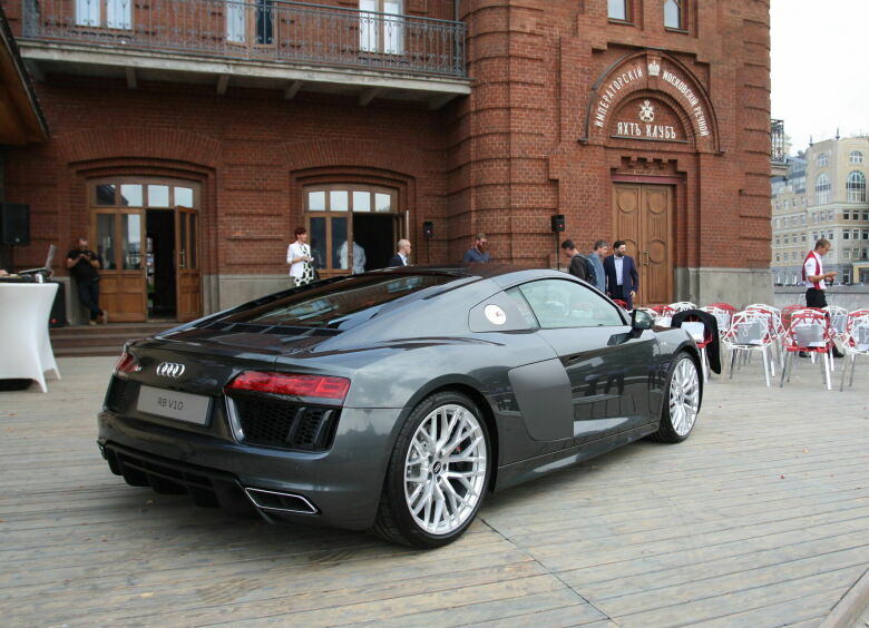 Изображение Audi R8 представили в России с императорским размахом
