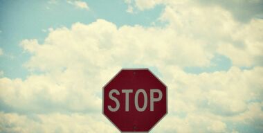 В Москве дорожные указатели опасны для жизни