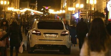 Мажор гонялся за людьми по Арбату на Porsche Cayenne