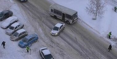 Блондинки блокируют своими авто трамвайные пути, чтобы отомстить любовницам мужей