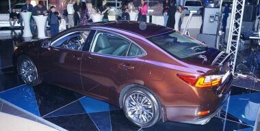 В Москве показали новый Lexus ES. Но не всем