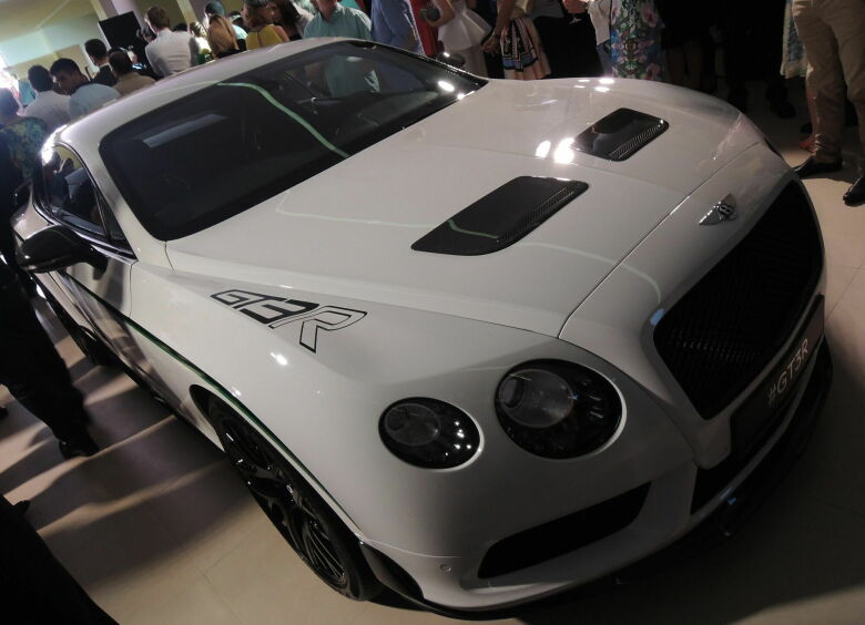 Изображение Bentley GT3R уже в Москве, Bentayga приедет осенью