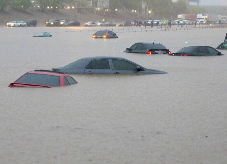 Изображение Как водить машину во время потопа