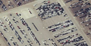 Импорт новых машин в Россию упал вдвое