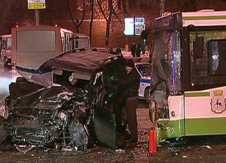 Изображение В центре Нижнего Новгорода пассажирский автобус протаранил джип