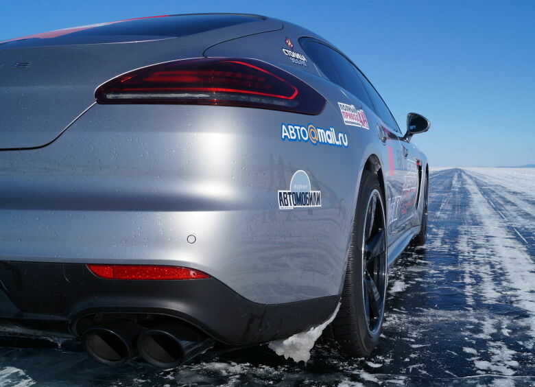 Изображение Porsche Panamera Turbo S разогнался на льду Байкала до без малого 300 км/ч
