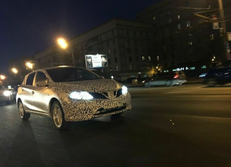 Изображение Nissan Tiida катается по Москве в камуфляже
