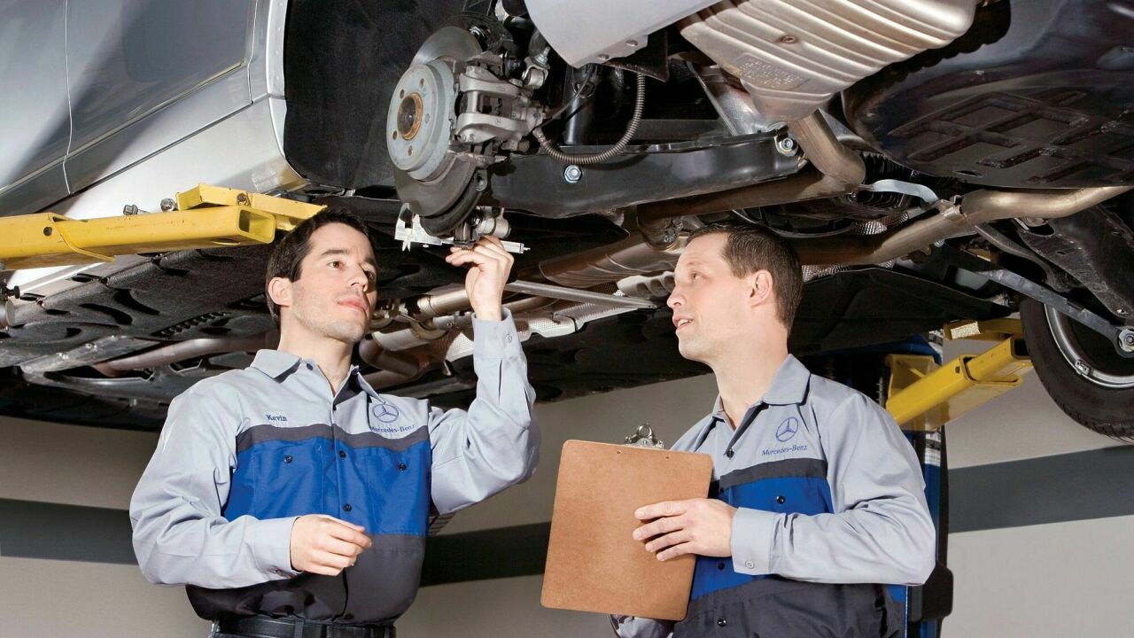 Частая замена. Mercedes service. Auto Repair Inspection. Автомеханик меняет тормозную жидкость. Vehicle Inspection and Repair.