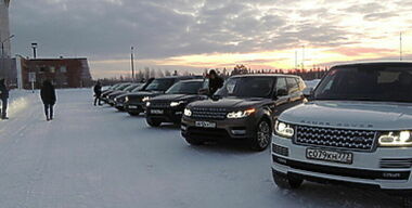 Jaguar увлекся фигурным катанием, а Land Rover «погнал волну»