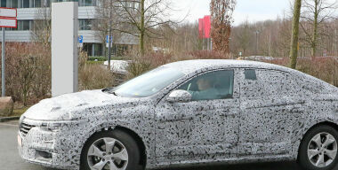 Renault Laguna разделится надвое