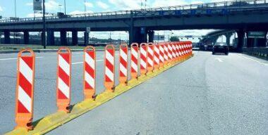 Любители поворачивать из дальнего ряда наткнутся на столбики