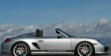 Porsche смотрит на Tesla и готовит новый Spyder