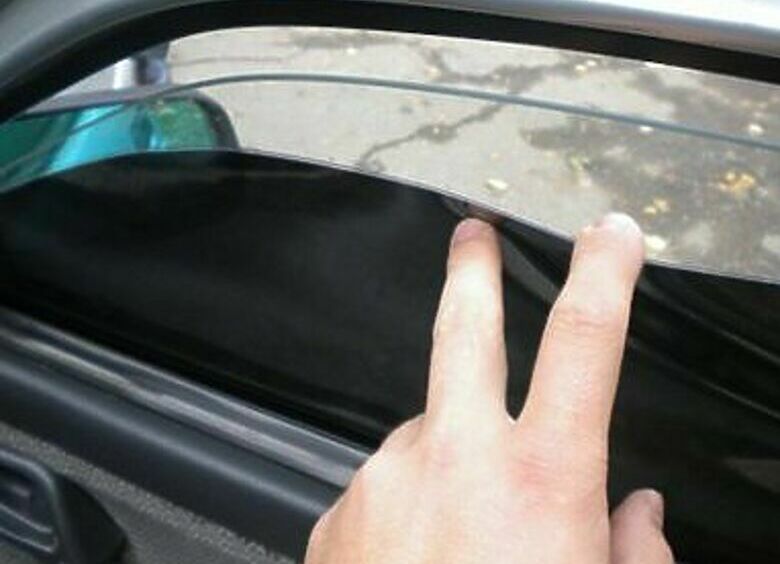 Изображение Почему нельзя пользоваться занавесками на водительских окнах 