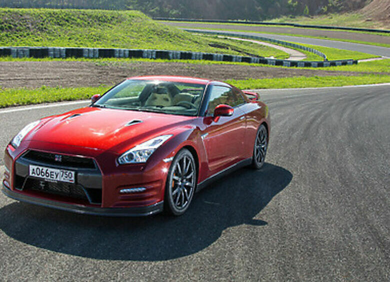 Изображение Nissan GT-R 2014: болезнь, которая не лечится