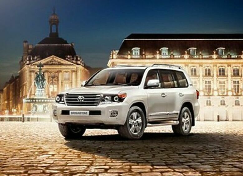 Изображение Toyota Land Cruiser Brownstone на фоне своих предшественников