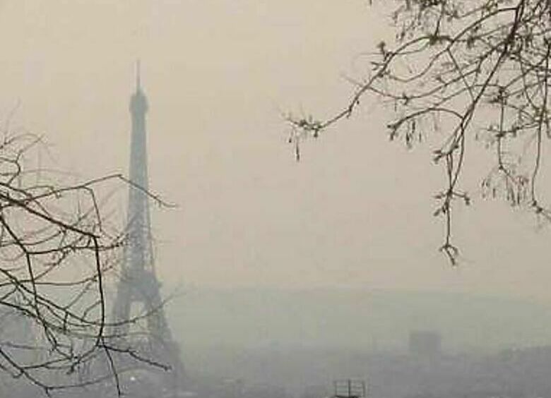 Изображение Вину за парижский смог нагло свалили на машины 