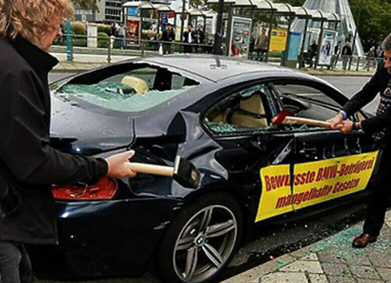 Изображение Как бьют машины в знак протеста