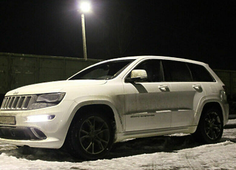 Изображение Jeep Grand Cherokee SRT бросает вызов спорткарам