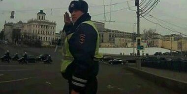 Президент и премьер пересаживаются из вертолетов в машины