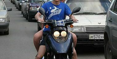 Подростки на скутерах терроризируют водителей и пешеходов