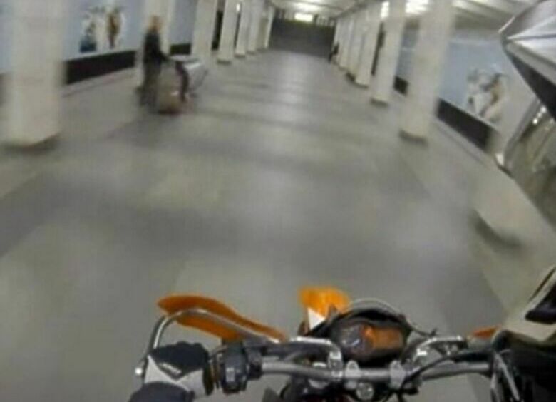 Изображение Мотоциклист в метро — враг общества номер один!