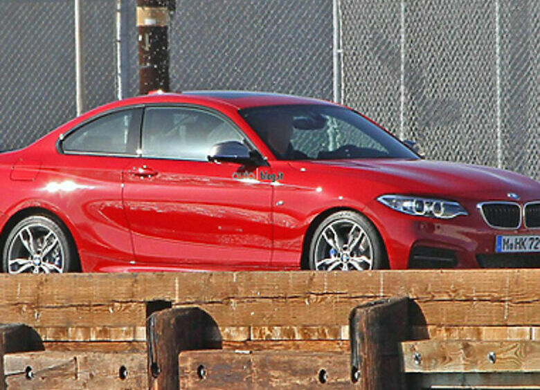 Изображение BMW 2er попалась голой во время дорожных тестов