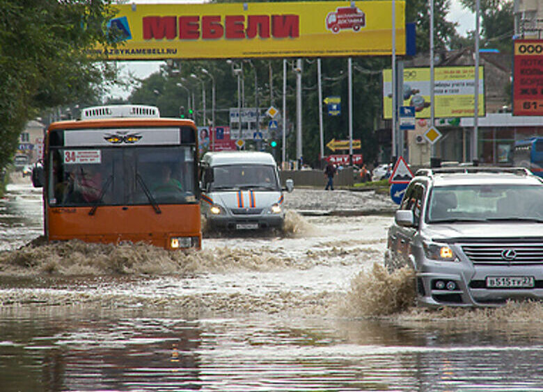 Изображение Президент устроил автомобильную пробку в затопленном Хабаровске 