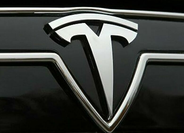 Изображение «Tesla» заправляется быстрее обычных автомобилей