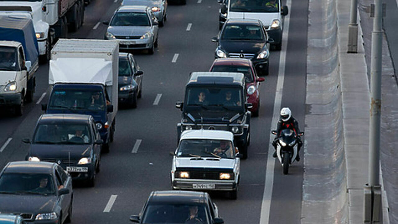 Штрафы с камер тень. Штраф с камеры за обочину. Штраф с камеры на сплошную. Камера на обочину мкад. Штраф с камеры за обочину.