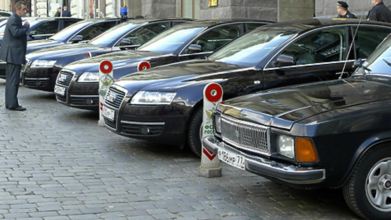 Депутатские машины. Автомобили депутатов госдумы. Машины госслужащих. Машины государственной думы. Депутатские машины.