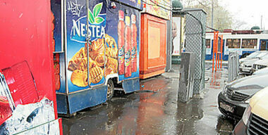 На пути дорог встали палатки