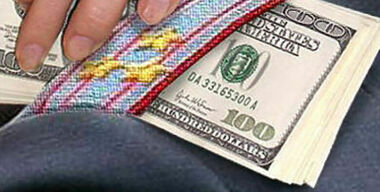 Упал ухом на кулак